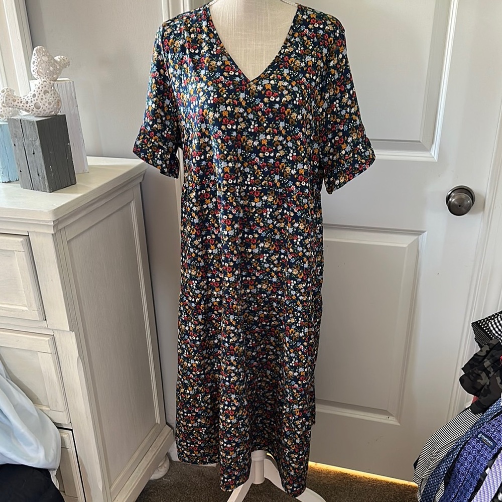 Elings Size Large Floral V-Neck Dress